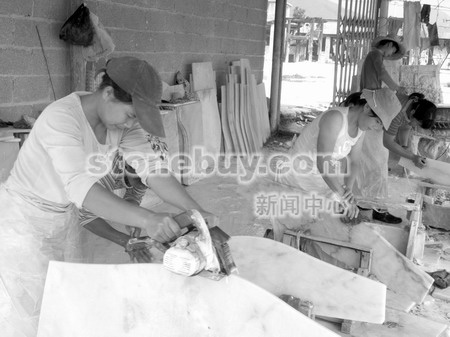 八步區西灣街道婦女靠石材工藝品加工增收