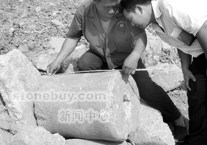 建筑工地挖出花崗巖磨碾 工人妥善處理專人保護