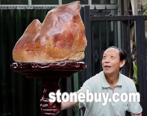 山東退休老人展示收藏的“奇石火炬”