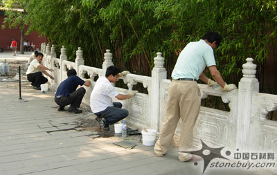 北京景山公園漢白玉石欄穿上“納米服” 北京景山公園漢白玉石欄穿上“納米服”