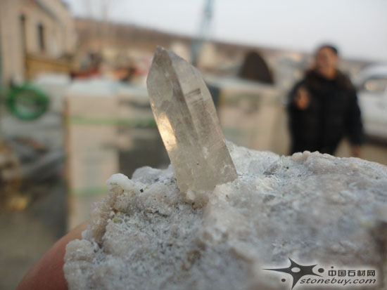 "萊州青"石料割出水晶石 最大晶柱高約5厘米