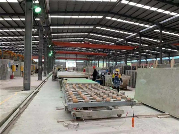 某市人大常委會(huì)糾正石材加工活動(dòng)應(yīng)在密閉廠房?jī)?nèi)進(jìn)行的規(guī)定，石材切割廢氣極少